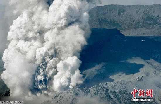 日本火山喷发救援行动继续 仍有45人下落不明