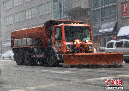 当地时间1月26日开始，美国东北部地区遭遇特大暴风雪天气的猛烈袭击。纽约州、新泽西州、马萨诸塞州等多个州26日宣布进入紧急状态或发布外出旅行禁令。受特大暴风雪天气影响，至26日晚，全美当天超过8000架次航班被迫取消或延误。 中新社发 阮煜琳 摄