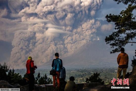 印尼锡纳朋火山大喷发 火山灰覆盖周围村庄(图)