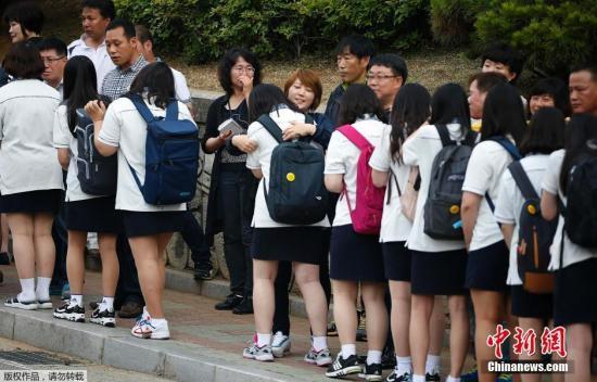 部分遇难学生的家长当天到学校迎接生还学生，学生和家长互相安慰和鼓励。