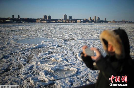 美纽约遭遇极端低温天气 河面客轮服务被迫暂停