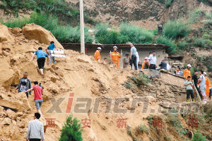 昨日，公安、消防人员在事故现场搜救