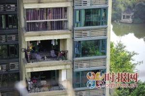 男孩为进父母卧室玩电脑翻阳台 从8楼坠亡(图)