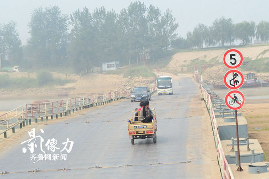 实拍济南黄河浮桥边“霸气”十足交通指示牌