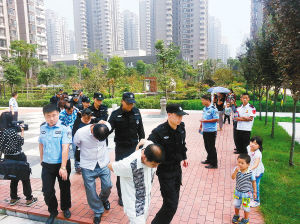 昨日，警方带着嫌疑人指认现场