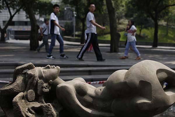 重庆律师抗议小学边摆裸女像 遭回应:不懂艺术