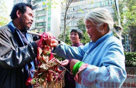 一个过路市民在挑选高广林做的香包。