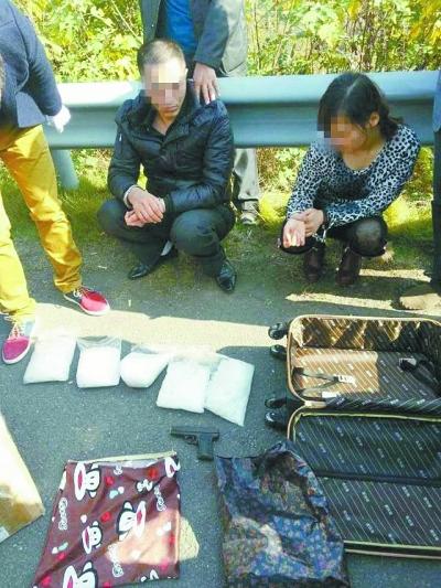 3嫌犯高速路上持枪运毒 民警查获冰毒和仿真枪