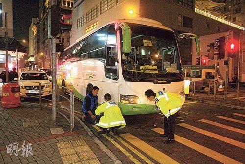 据香港明报报道，香港西九龙昨(8日)发生追赶村巴酿成的夺命车祸。