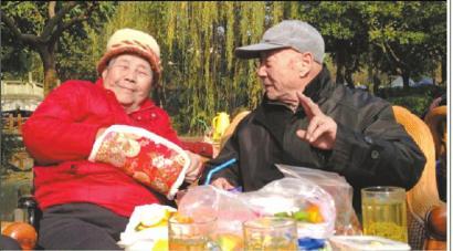 结婚60年，梁玉芹婆婆和王再功爷爷恩爱如初。