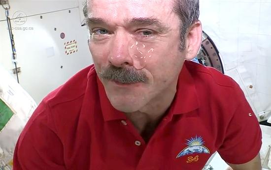 加拿大宇航局宇航员克里斯·哈德菲尔德（Chris Hadfield）演示了在低重力环境下哭泣的效果.