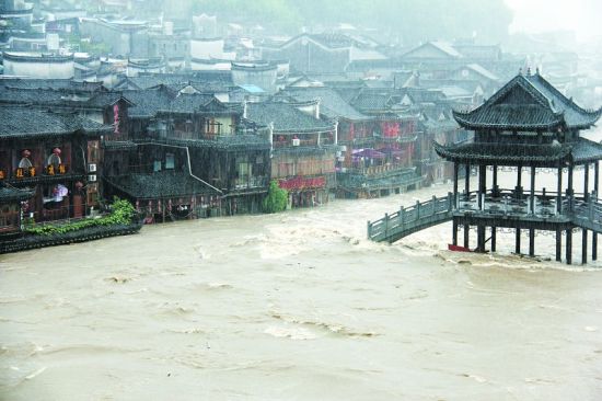 遭受暴雨袭击凤凰古城被淹