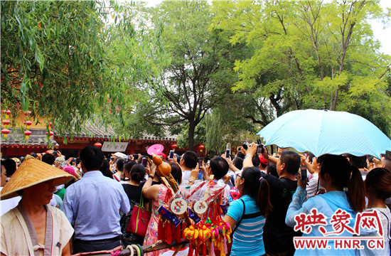 雨后的清明上河园让您爱个够!