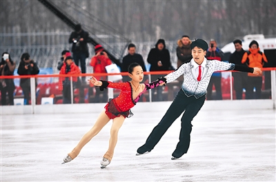 12月18日,五棵松冰世界体育乐园正式开门迎客,图为花样滑冰运动员进行表演。