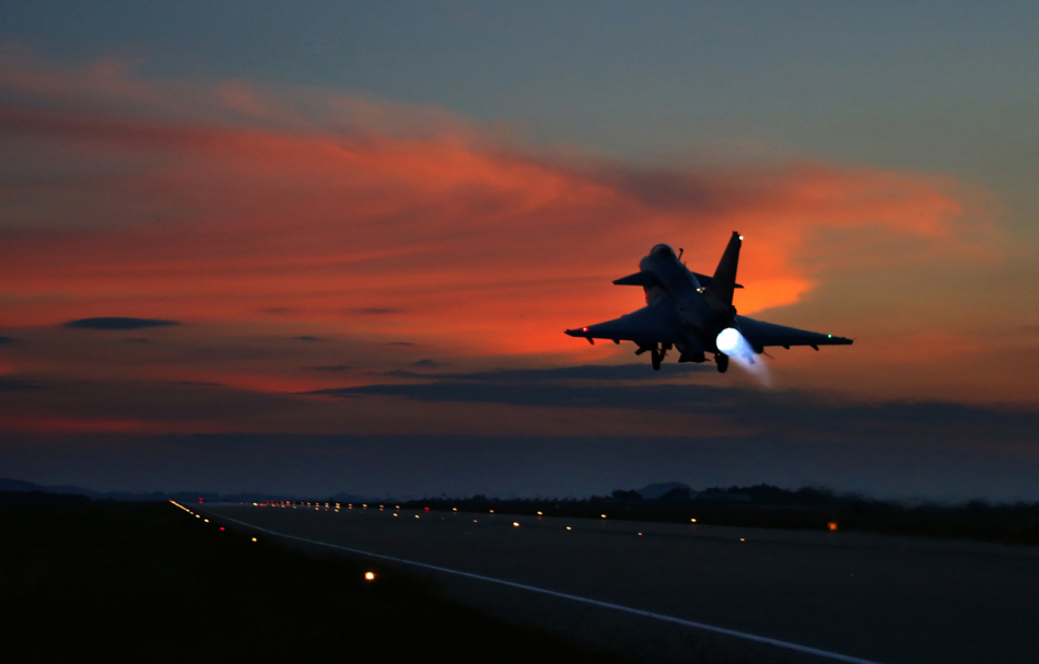 我军驻滇航空兵三代歼10战机夜间挂中距弹紧急出击