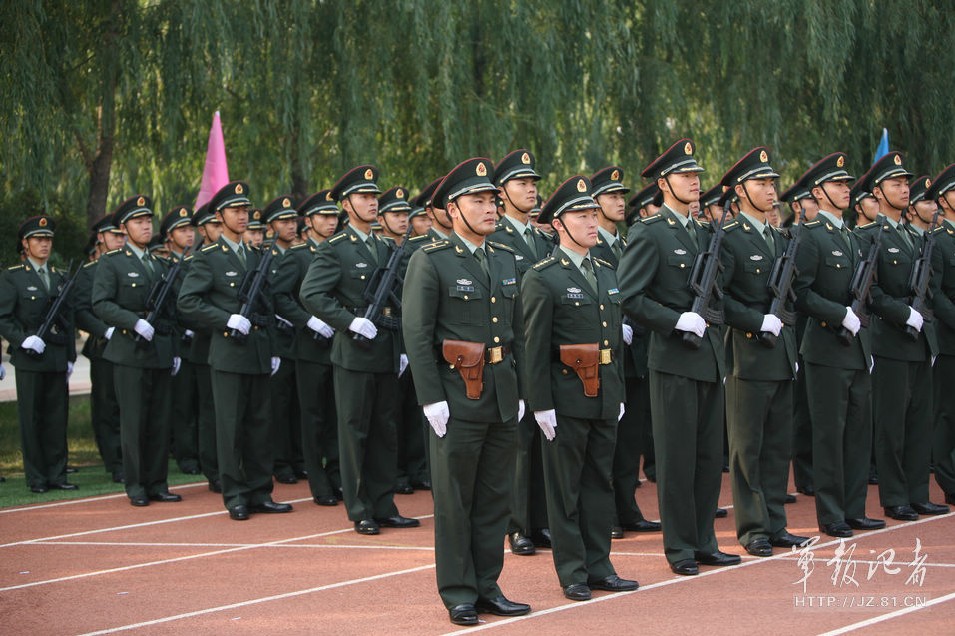 走进装甲兵工程学院2012级新生阅兵场