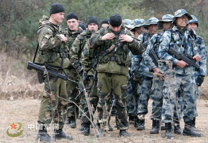 中国白俄罗斯空降兵练反恐雷神突击队登场