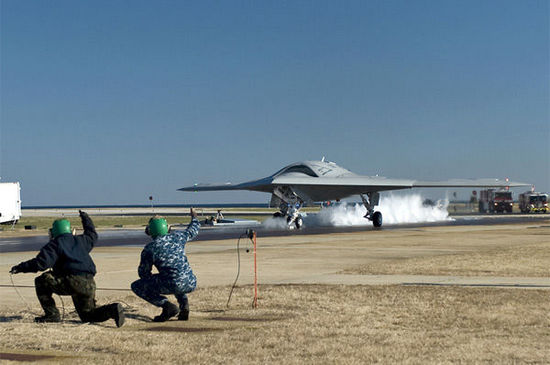 美军X-47B无人机陆基弹射起飞成功（资料图）