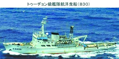 　海监111船（左）与112船，海监111船原为海军“海冰723号”破冰船