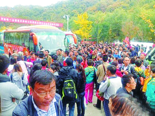 游客拥挤在白云山景区门口