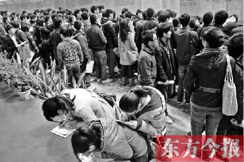 参加招聘会 “高富帅”拼不过“勤耐劳”