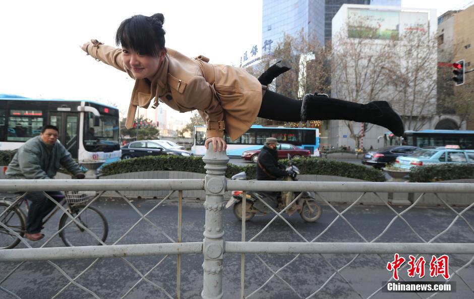 美女南京街头玩单手支撑