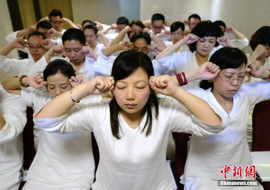 长沙首个睡眠班开课 白领现场学睡觉