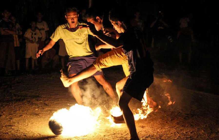印尼学生开启"火球世界杯" 将椰子浸煤油点火当球踢