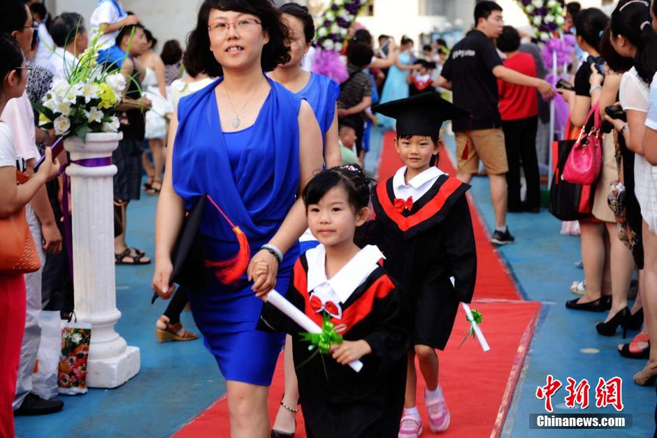 青岛一幼儿园毕业走红毯 父母盛装出席