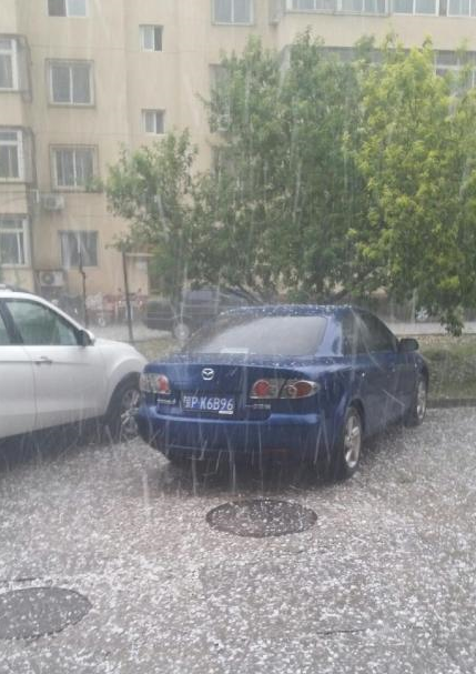 北京突遭暴雨袭击 冰雹大如乒乓球