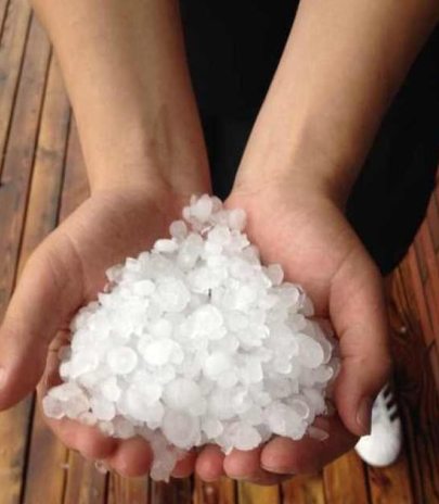 北京突遭暴雨袭击 冰雹大如乒乓球