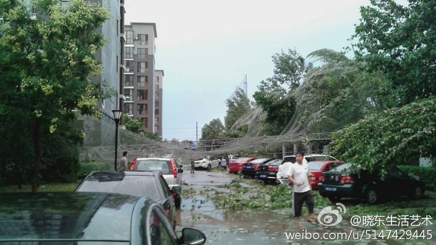 北京突遭暴雨袭击 冰雹大如乒乓球