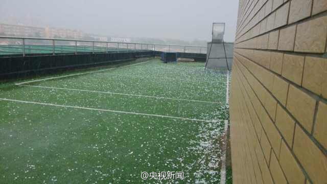 北京突遭暴雨袭击 冰雹大如乒乓球