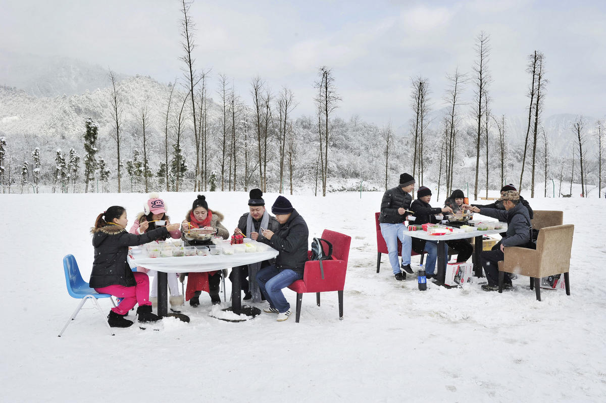 成都“吃货”雪地里吃火锅