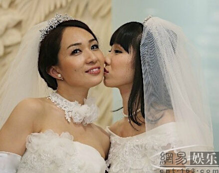 日本两同性恋女星办结婚典礼 婚纱照曝光