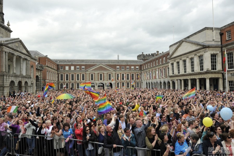 爱尔兰民众庆祝公投同意同性婚姻合法