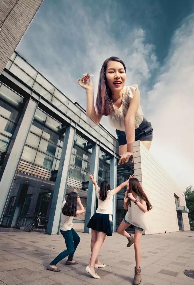 大学毕业争拍创意照北大女生化身巨人