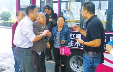 七旬老人雨天走失全城寻人 公交司机在距市区20多公里外将老人寻回