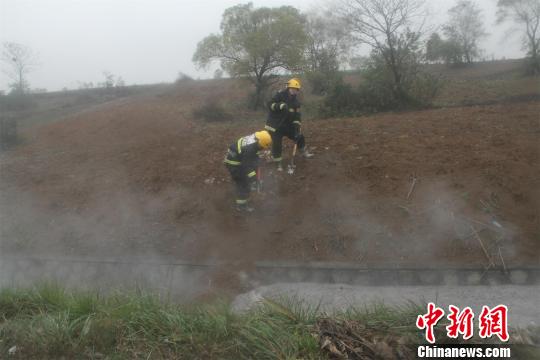 高浓度硫酸扩散并形成酸雾，消防官兵紧急处置 陈缀 摄